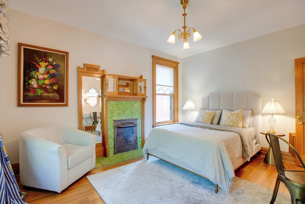 Victorian-style Cheesman Park Apt - 2 Mi to Dtwn