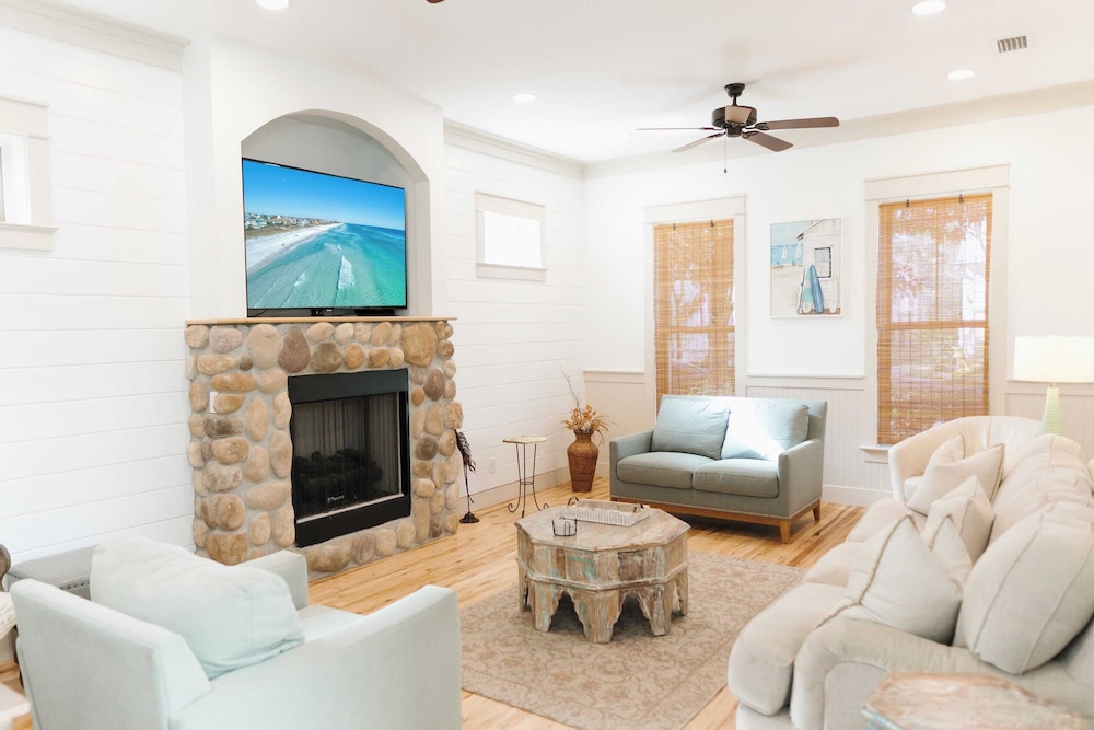 5 Mins to Beach, Shared Pool, Covered Deck, Bikes Heron Cottage by Avantstay