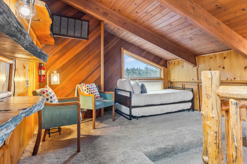 Scenic North Shore Stay w/ Games, Near Snow Summit Lakeview Lodge by Avantstay