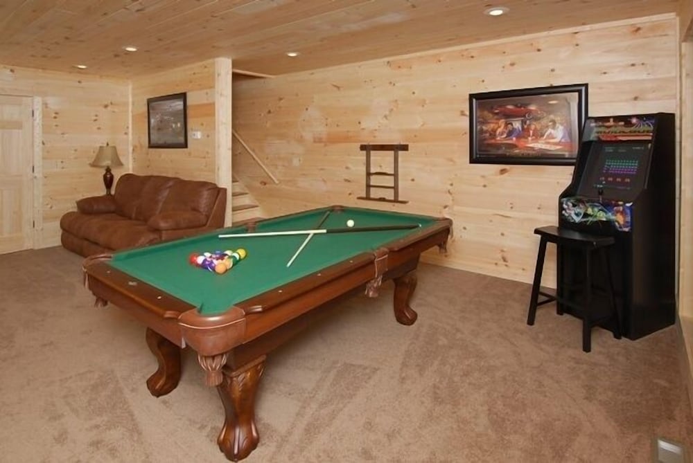 Smoky's Summit - 4 Bedrooms, 4 Baths, Sleeps 14 Home by RedAwning