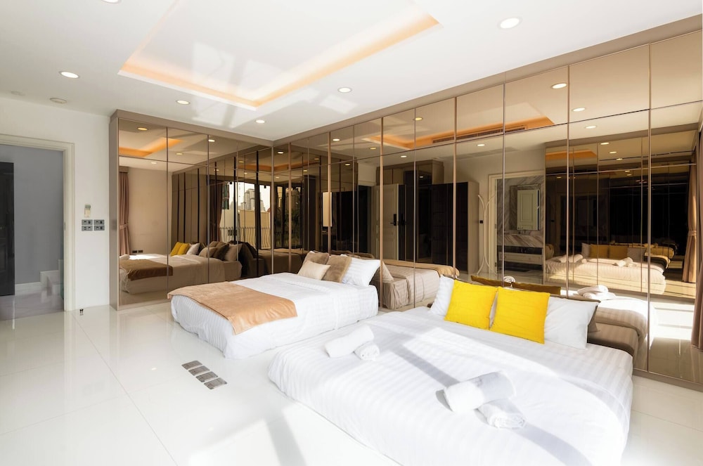 Modern Luxury Poolhaus With Lift