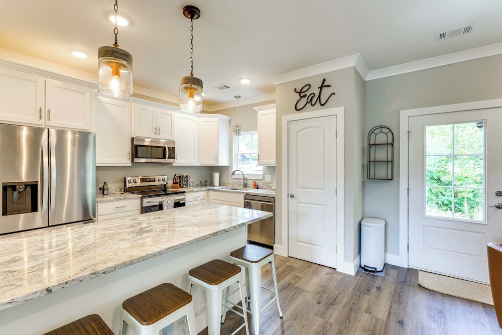 Walk to Lake Martin: Water-view Retreat w/ Deck!