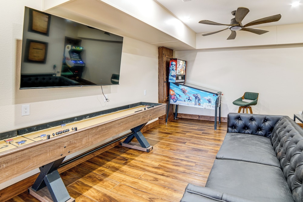 Waterfront Clear Lake Home w/ Game Room & Deck!