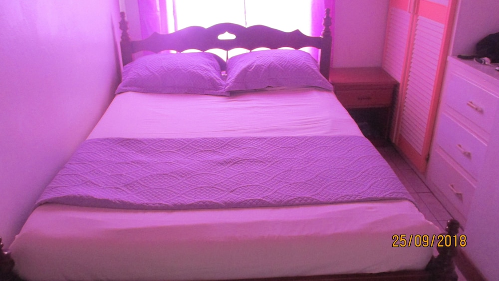 Tropical Breeze Guesthouse and Furnished Apartments