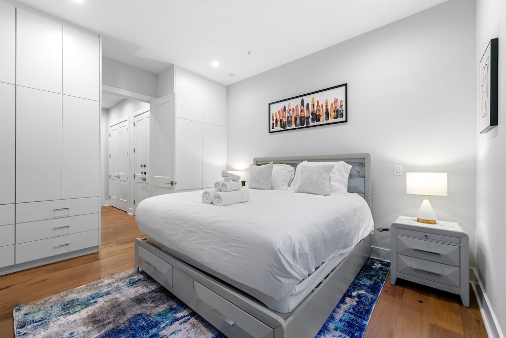 Stylish Midtown Home w Rooftop Views by Silverx