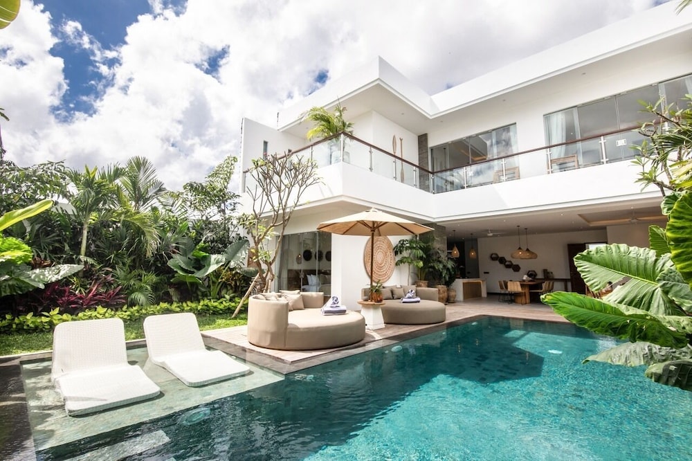 Coastal Comfort: Cozy 4BR Villa, 5 Min Walk to Finns Beach