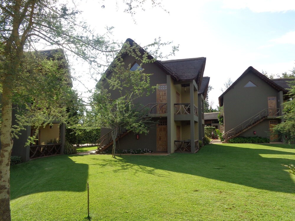 Weru Weru River Lodge