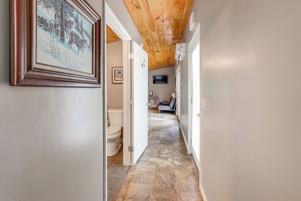 Cozy + Convenient Blairsville Cabin w/ Deck!