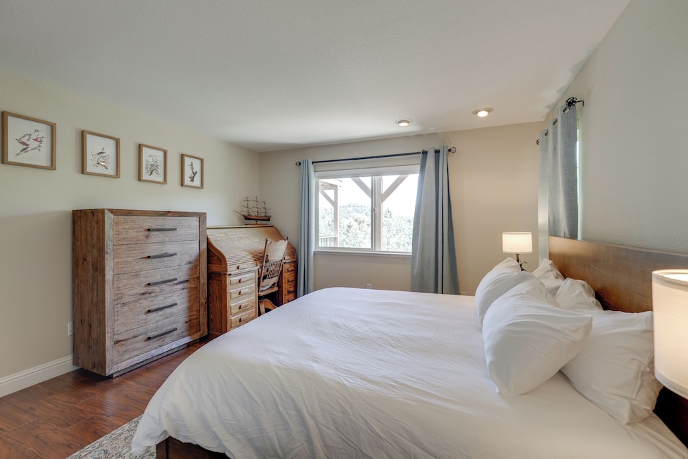 Hot Tub + Game Room: Family Retreat in Groveland!