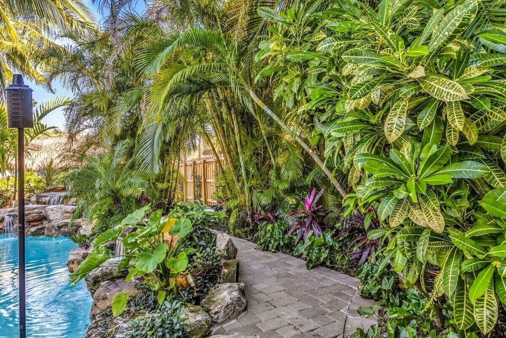 New Waterfront Oasis, Minutes to Beach, Eats, Shops