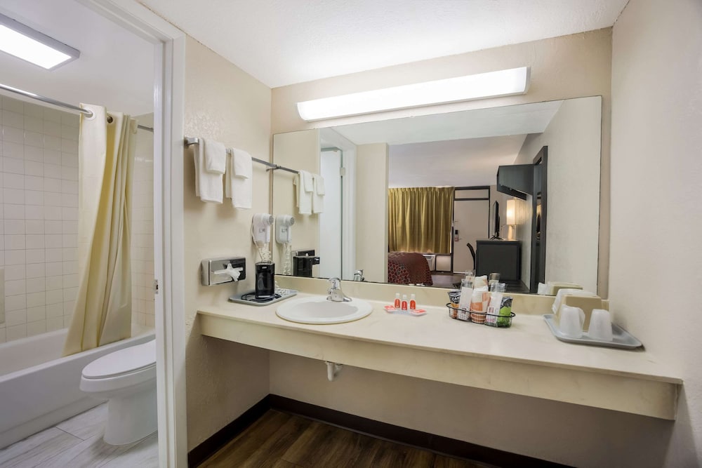 Econo Lodge Live Oak - Property Image 4