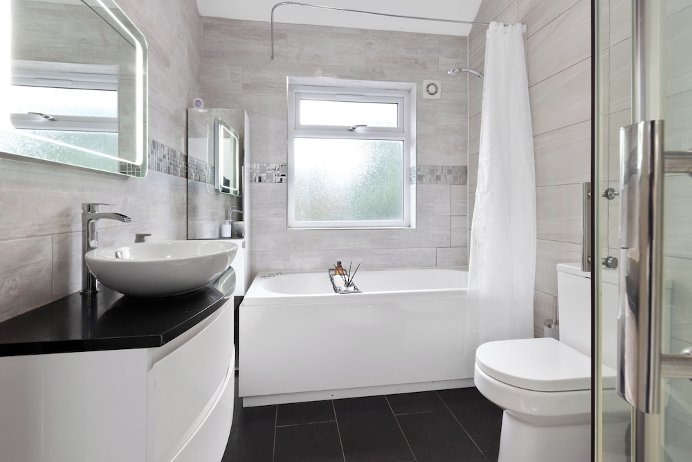 4 Bed - Sleeps 9 - Free Parking - 20 min Gatwick