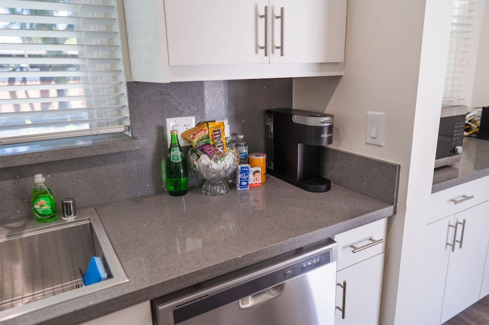 Remodeled 3BR House w Hot Tub Fenced Yard p58