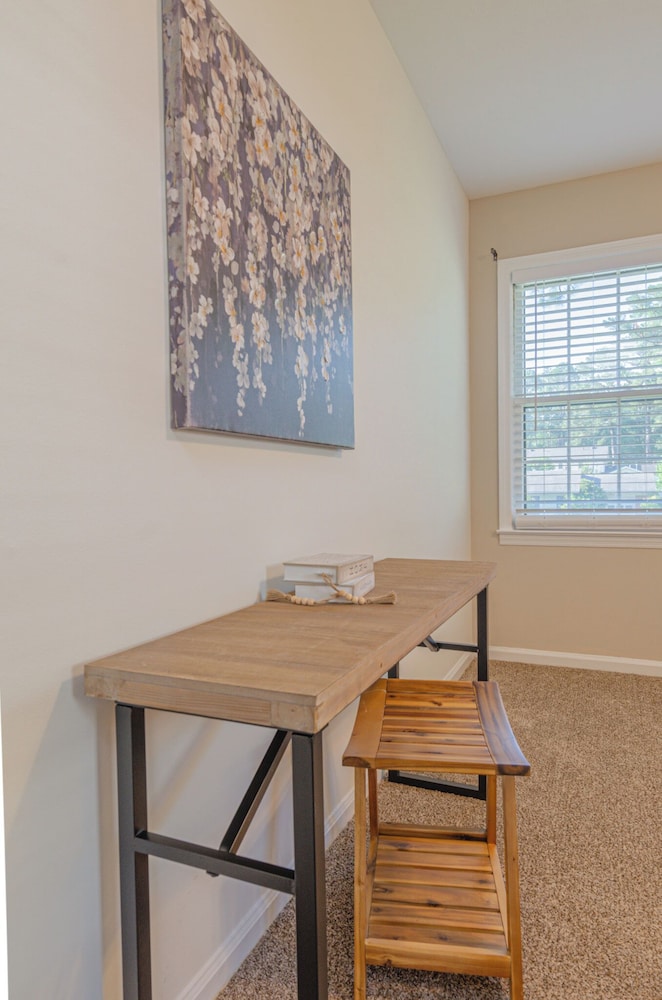 Relaxing 3BR Getaway with Pool and games