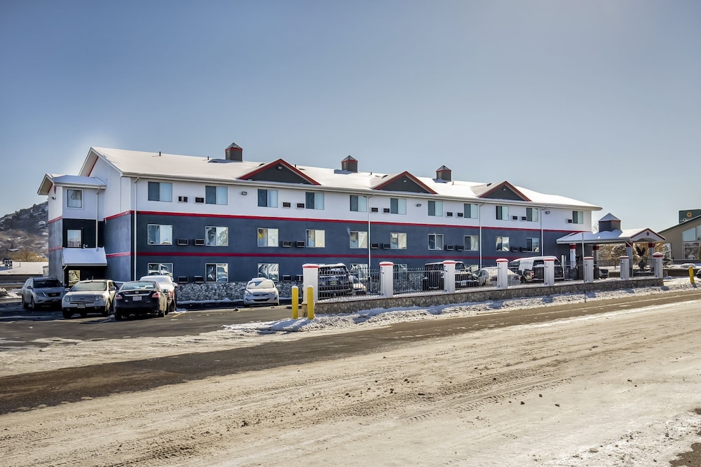 Castle Rock Vacations - OYO Hotel Castle Rock CO Downtown - Property Image 6