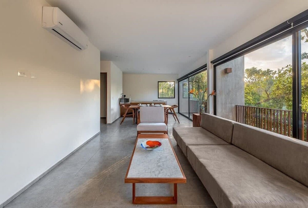 2 BR Great Located Natural Lightning