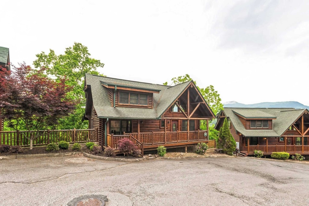 Resort Cabin w/ Hot Tub, Pool Table, Deck Views Summit View Way by Avantstay