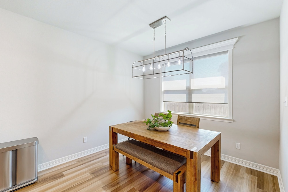 3BR Cozy Home w/ Enclosed Backyard & W/D