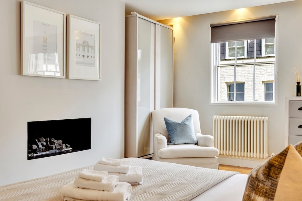 Luxe 4-bed Mews Home - 10 min to Harrods