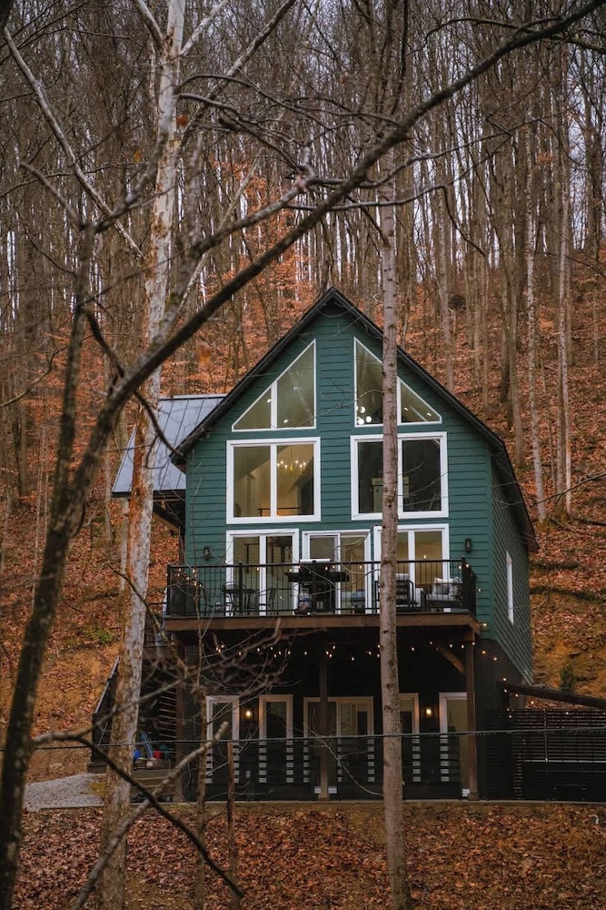 The Greenhouse With Indoor Slide Close to Hocking Hills