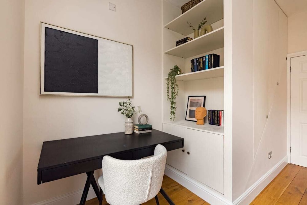 The Chelsea Nest - Stylish 2bdr With Balcony