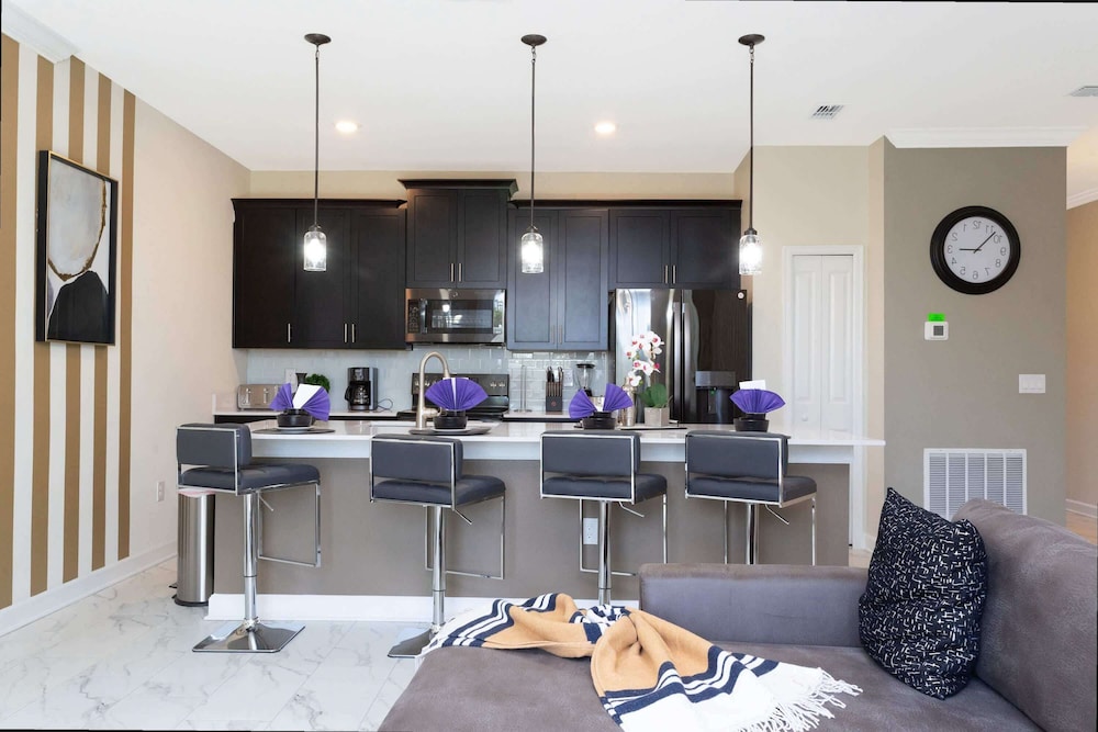 Stylish 4Bd w Lake View Pool Kids Themed Room