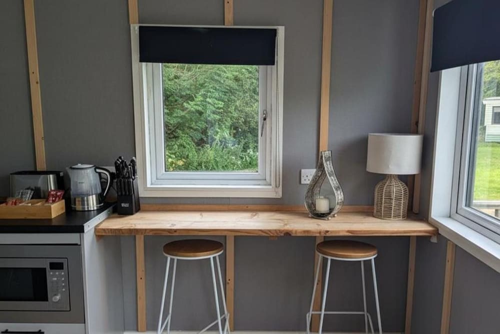 Tranquil Cabin Retreat- Sleeps 2, Parking