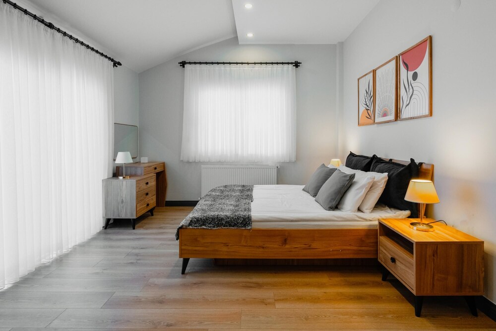 Stylish Flat w Balcony Near Lara Beach