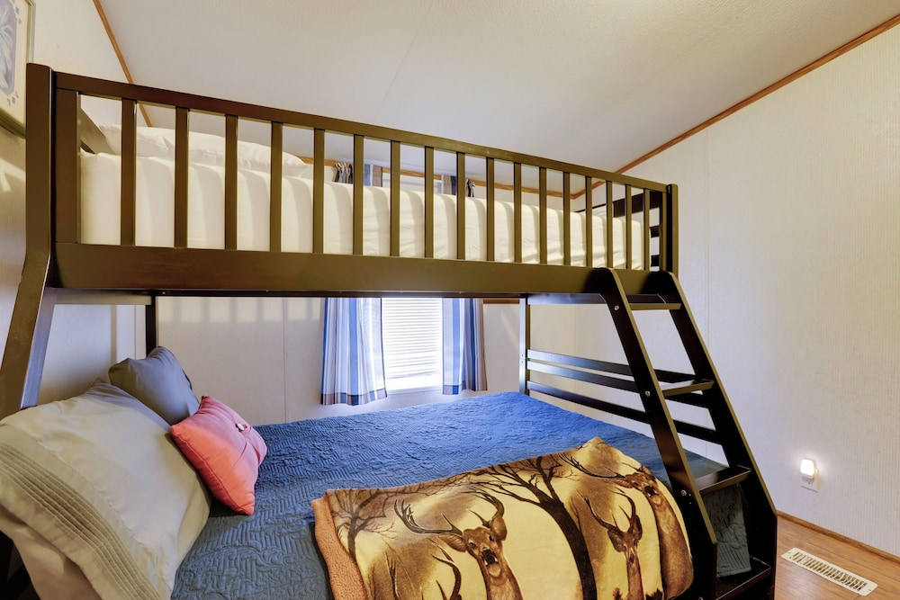 Play Games, Bike & Unwind: Cleveland Family Home!