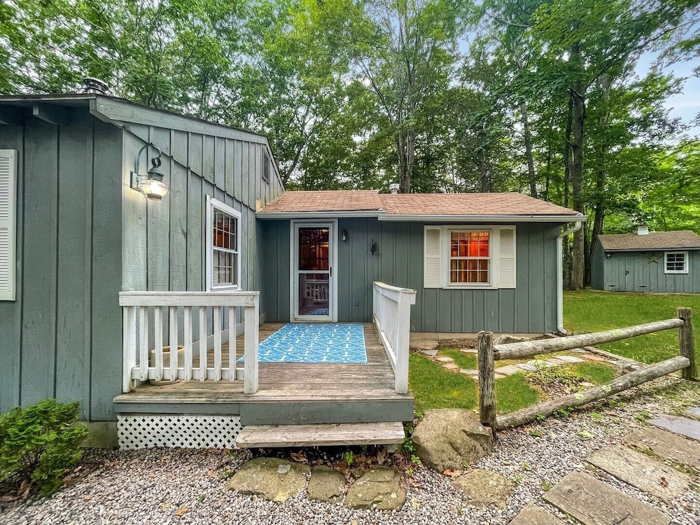 Dewey Cottage - Y854 Adorable Cottage Close To Long Sands Beach And Short Sands 4 Bedroom Home by RedAwning