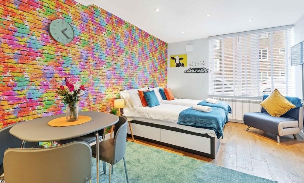 Rainbow Studio - Spacious City Centre - Close to sea - Sleeps 1 to 3 Guests