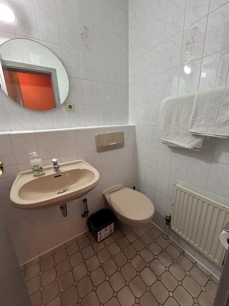 2-Rent Group Hostel Rooms AUB162