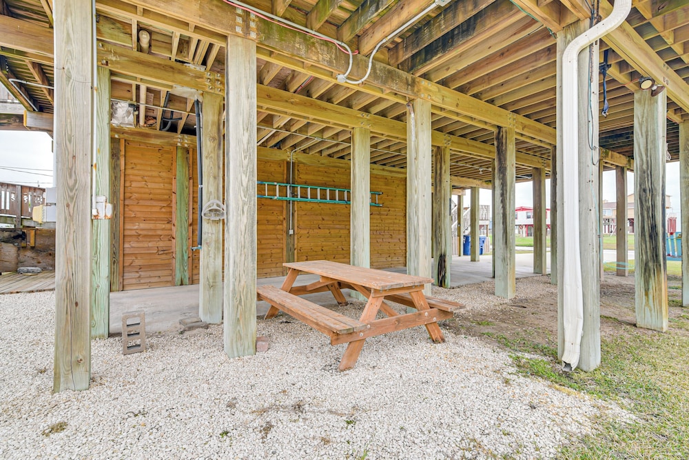 Near Surfside Jetty County Park: Home w/ Deck!