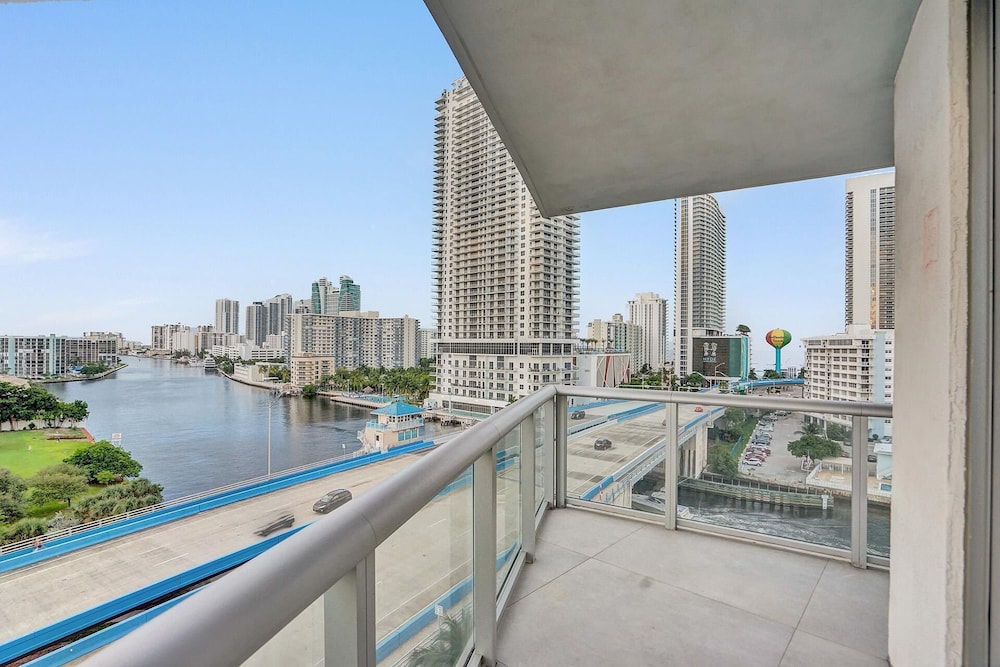 LUXURY 3BD APARTMENT BEACHWALK - Image 4