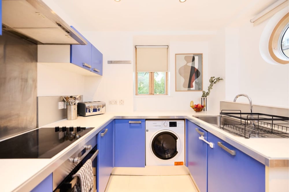 The Gwendolen Place - Contemporary 2bdr Flat w Terrace Balcony