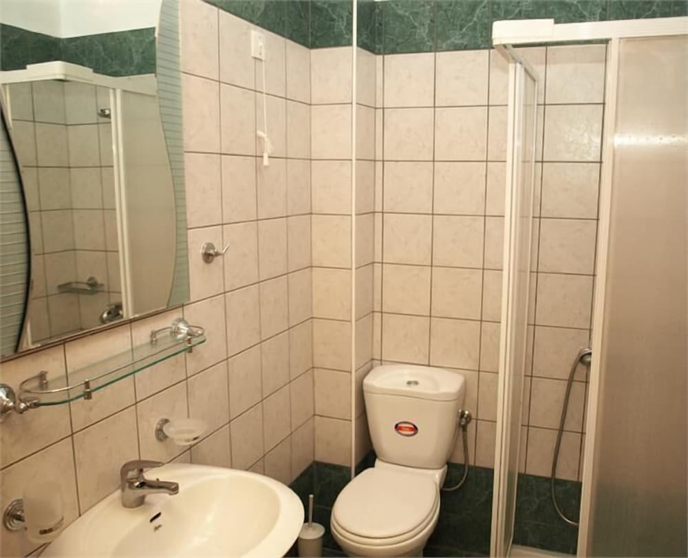 Haris Apartments