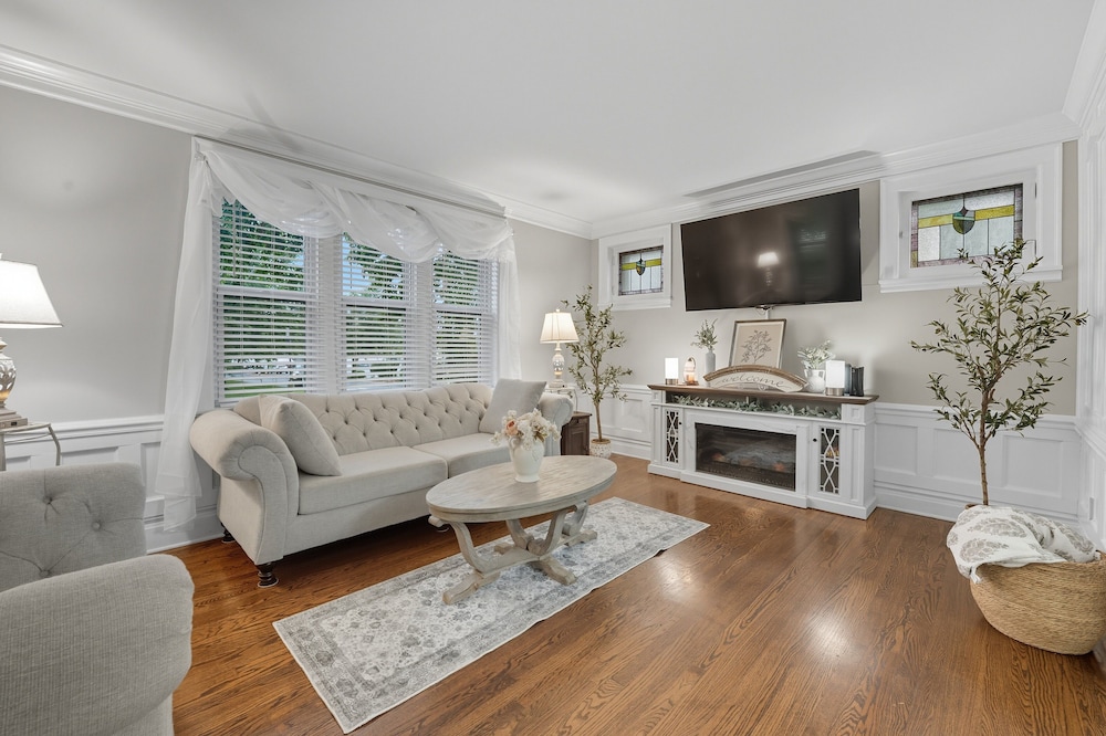 St. Louis Retreat With Game Room & Yard 3 Bedroom Home