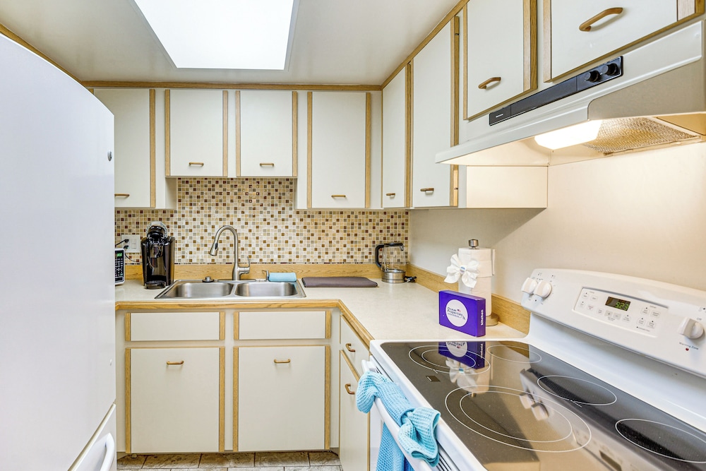 < 1/2 Mi to Coast: New Smyrna Beach Getaway
