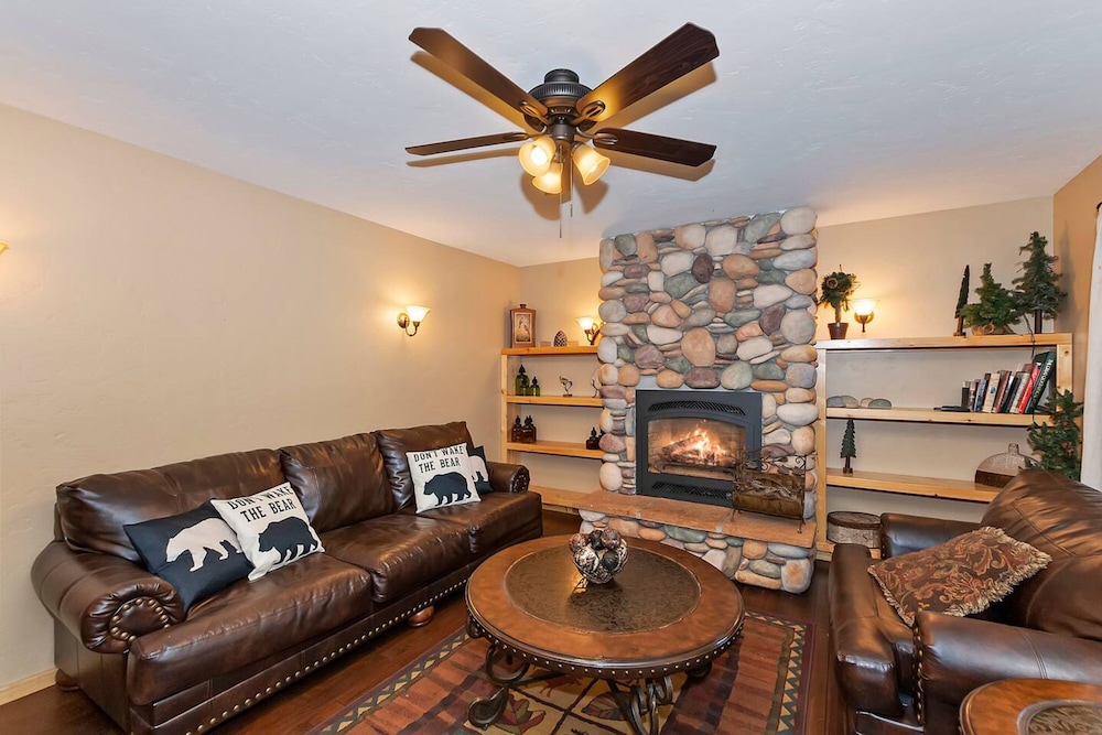 Big 10 Luxury Cabin with HotTub