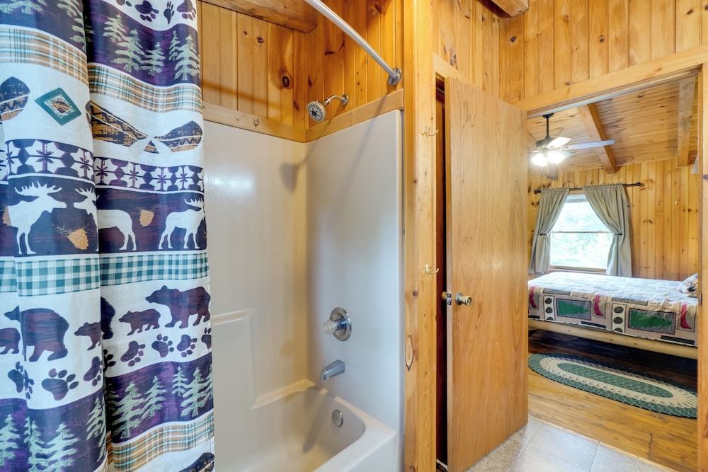 Hot Tub & Deck! 'bear Hugs Cabin' Near Gatlinburg