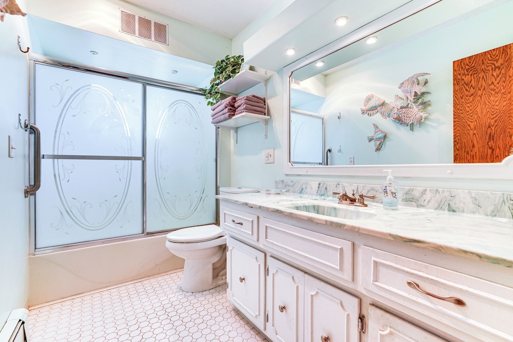'love Lake Retreat w/ Hot Tub in New Richmond!