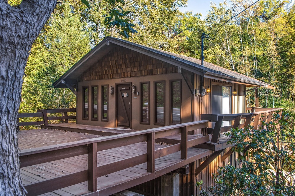 Rays Chalet - Unique and Cozy Riverfront Home! view 5