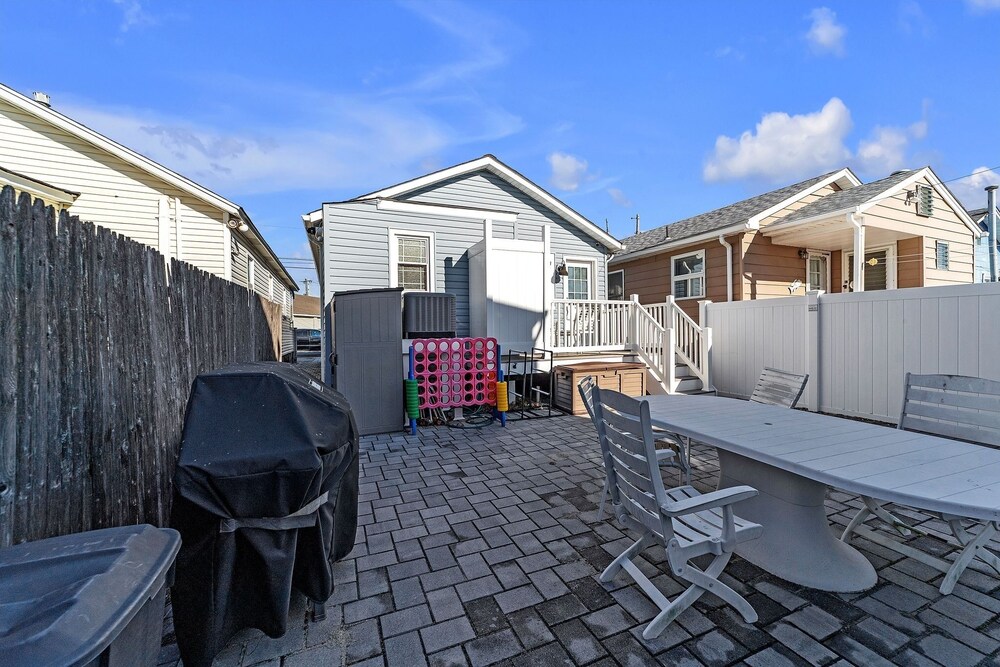 Cozy 3-br Retreat, Four Blocks To Beach & Boardwalk 3 Bedroom Home