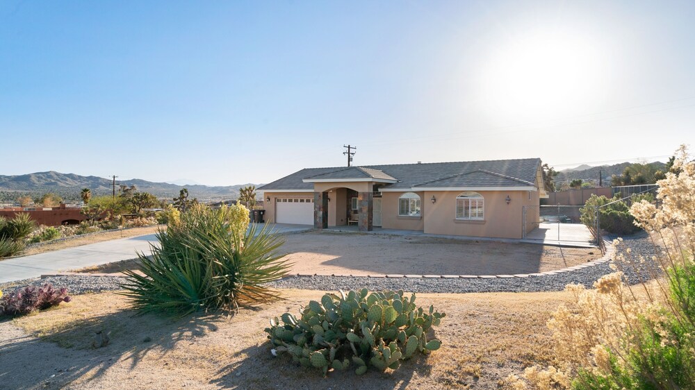 Hillside Desert House - Hot Tub, Fire Pit And Bbq! 3 Bedroom Home by RedAwning view 3