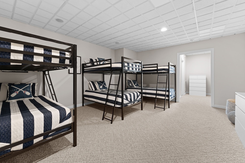 Shoreway Cove by Avantstay Waterfront Pool Dock