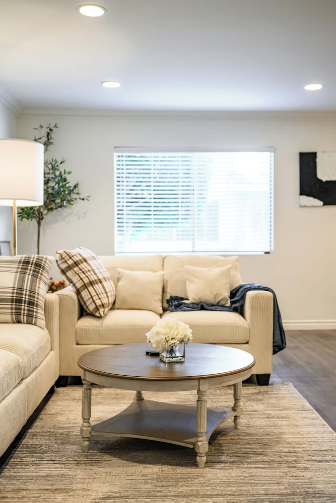 Modern Glendora Retreat Family Getaway Near Cal Poly & Mt. SAC