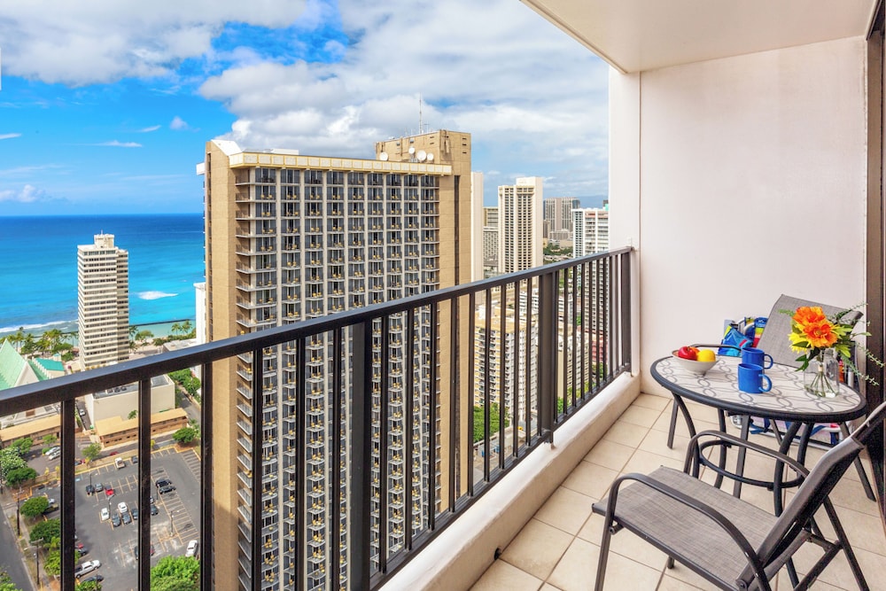 High Floor Ocean View Condo (King Bed and Parking): balance & terrace photo