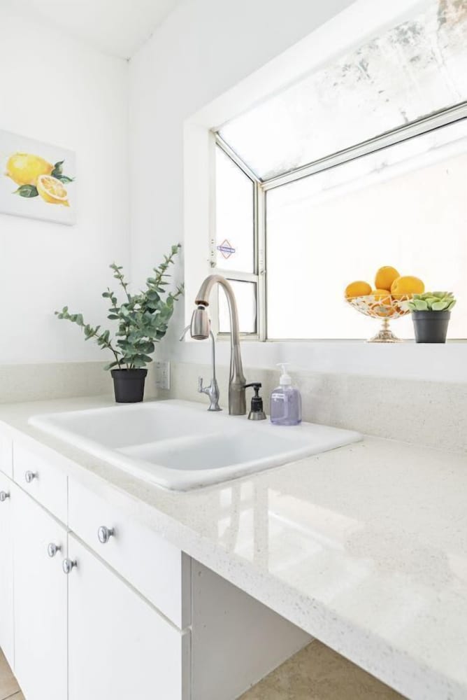 Charming Spacious Home - Modern Comforts, Prime Location