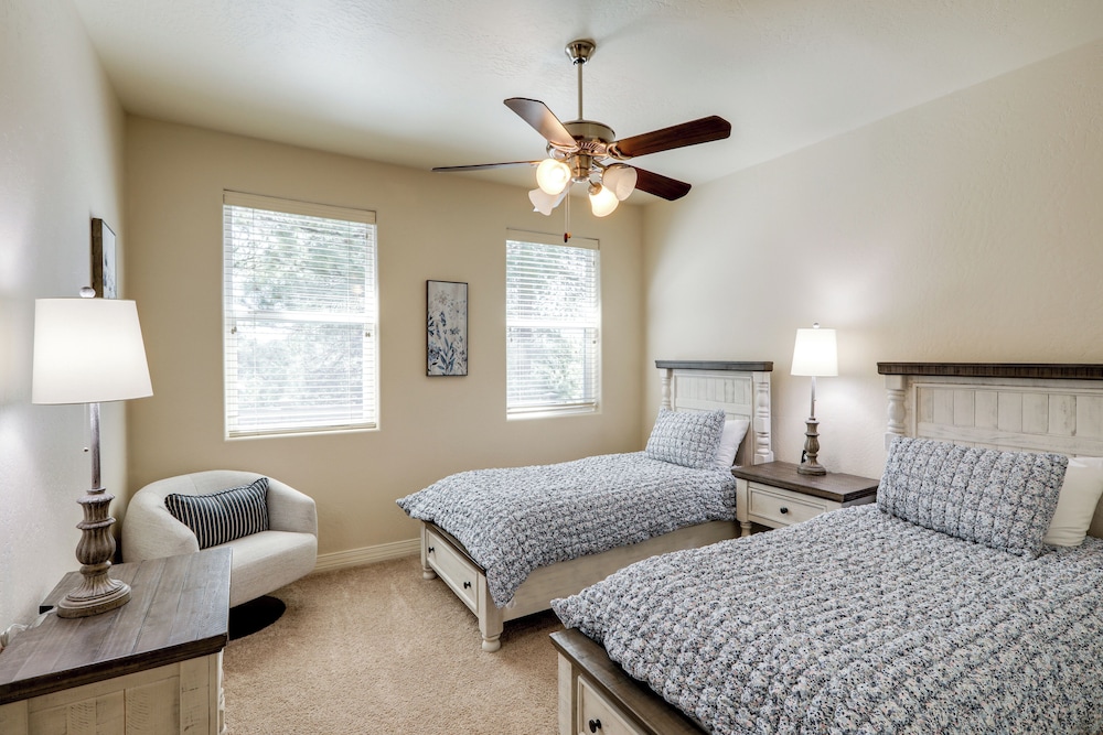 Tasteful Flagstaff Townhome w/ 2 Furnished Decks
