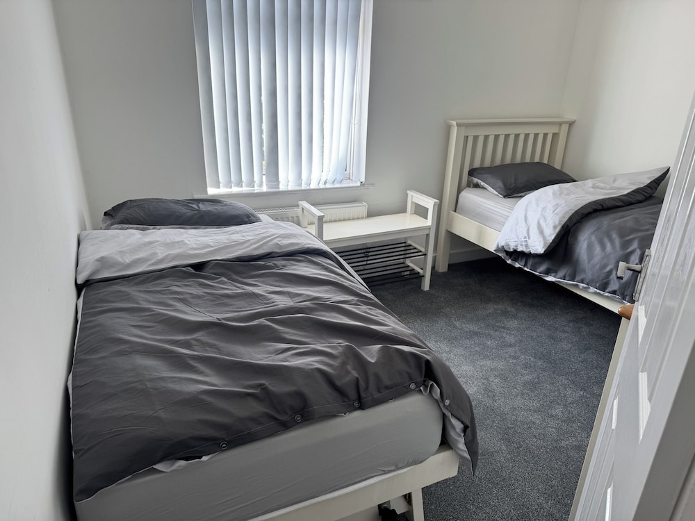 Knotty Ash - 3 Beds - Sleeps 6 - On-site Parking